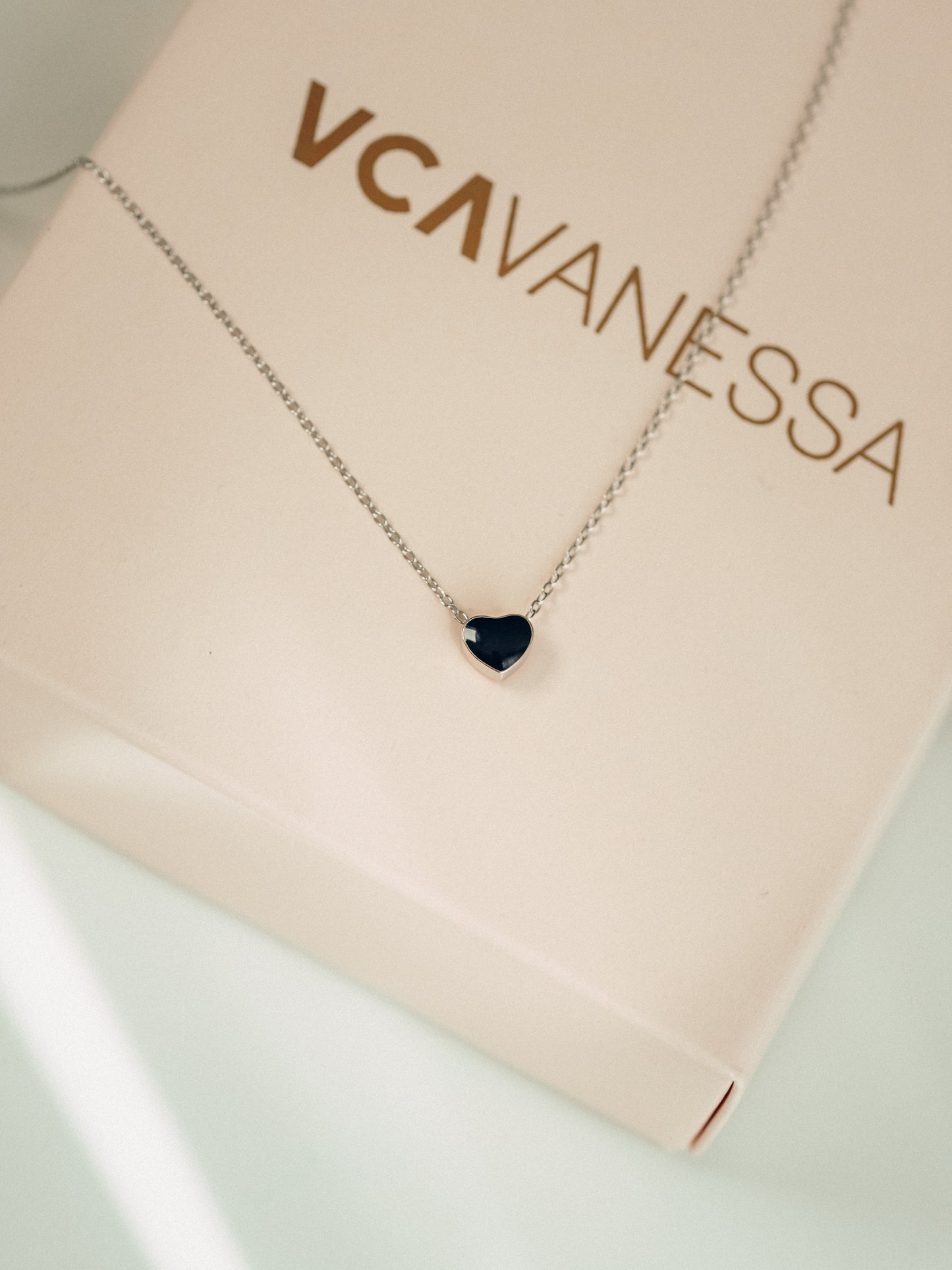 COLLAR CORAZON BLACK & RED